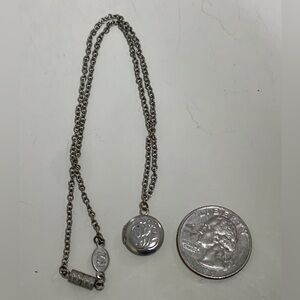Vintage 1928 Silver Tone Hinged Lidded Locket Necklace